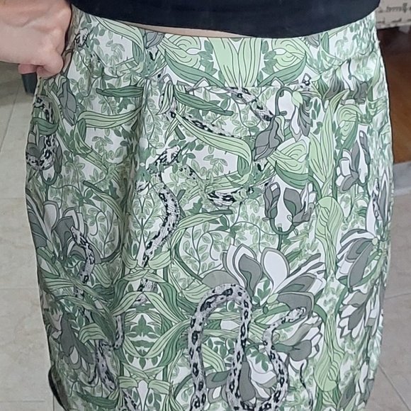 GUESS Womens Snake In The Garden Scuffy Reese Skirt Size 6 Silky Smooth Cute - Picture 2 of 10